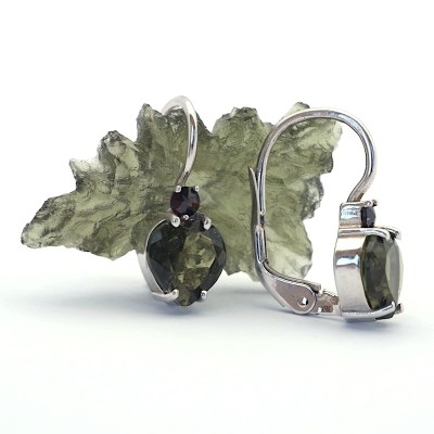 Stříbrné náušnice s broušeným  vltavínem a českým granátem -  srdce 6 mm