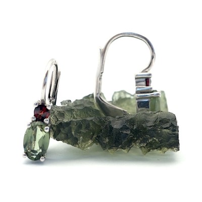 Stříbrné náušnice s broušeným vltavínem a českým granátem