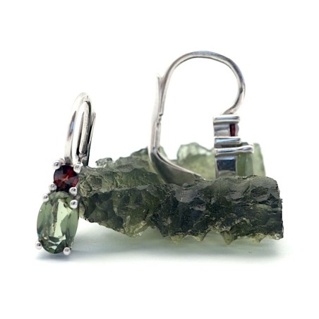 Stříbrné náušnice s broušeným vltavínem a českým granátem