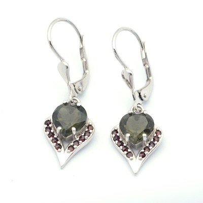 Stříbrné náušnice s broušeným vltavínem a českým granátem