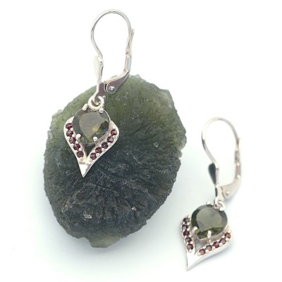 Stříbrné náušnice s broušeným vltavínem a českým granátem