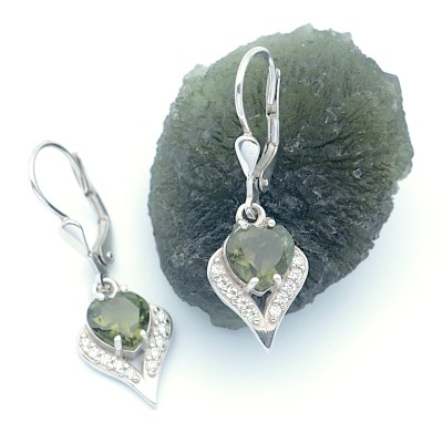 Stříbrné náušnice s českým vltavínem a kubickými zirkony - srdce visací