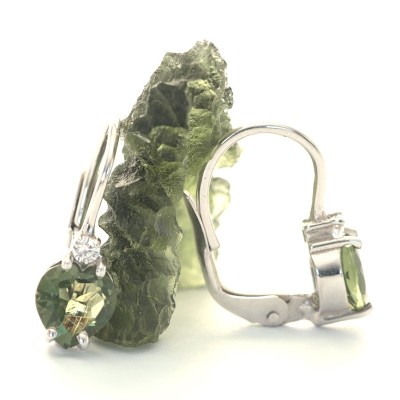 Stříbrné náušnice s pravým vltavínem ve tvaru srdce a čirým kubickým zirkonem/Tradiční české šperky.