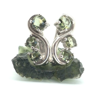 Stříbrné náušnice se třemi pravými vltavíny v křivce, kulatý brus /Český šperk s příběhem.