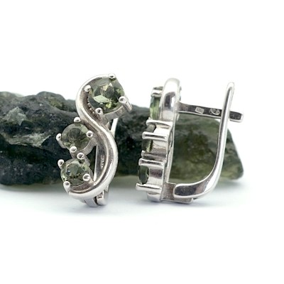 Stříbrné náušnice se třemi pravými vltavíny v křivce, kulatý brus /Český šperk s příběhem.