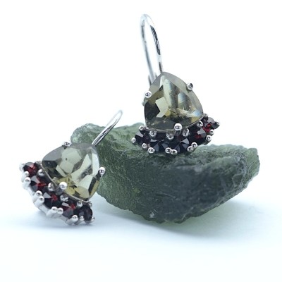 Stříbrné náušnice s pravým  vltavínem 7x7 mm a českými granáty / Stříbro 925.