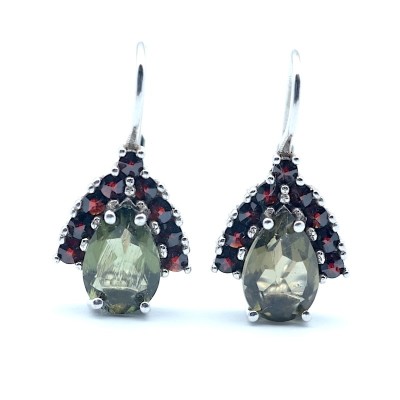 Stříbrné náušnice 925 s pravým  vltavínem slza a tradičními českými granáty / Krásný dárek s příběhem.