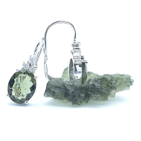 Stříbrné náušnice s broušeným vltavínem a kubickými zirkony