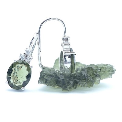 Stříbrné náušnice s pravým broušeným vltavínem ovál 9X7 mm a kubickými zirkony / Elegantní šperk.