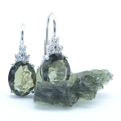 Stříbrné náušnice s pravým broušeným vltavínem ovál 9X7 mm a kubickými zirkony / Elegantní šperk.