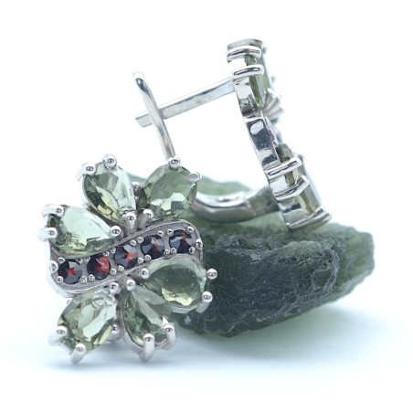 Stříbrné náušnice s broušeným vltavínem a českými granáty - květ