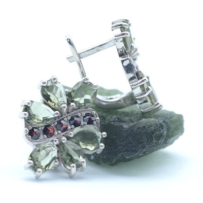Stříbrné náušnice s broušenými vltavíny a tradičními českými granáty / Český přírodní šperk.