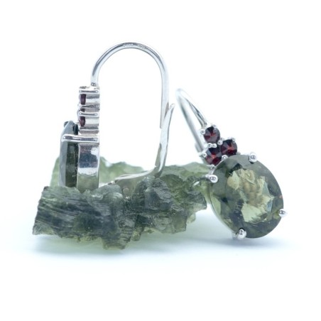 Stříbrné náušnice s broušeným vltavínem a českým granátem