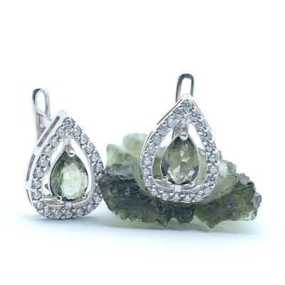 Stříbrné náušnice s pravým broušeným vltavínem síla 4x6 mm a čirými kubickými  zirkony/Stříbro 925.