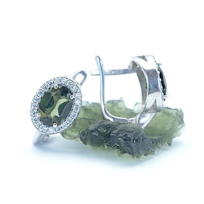 Elegantní náušnice s pravým broušeným  vltavínem 8x6 mm a čirými zirkony / Stříbro 925.