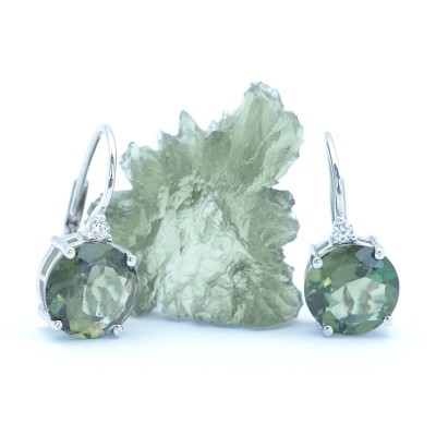 Stříbrné náušnice s pravým vltavínem a kubickými zirkony / Kulatý brus.