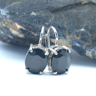 Stříbrné náušnice s přírodním černým safírem / Tajemné safírové náušnice ve stříbře 925.