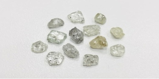 Přírodní surové diamanty: Jak vznikají, proč jsou vzácné a čím okouzlují milovníky minerálů